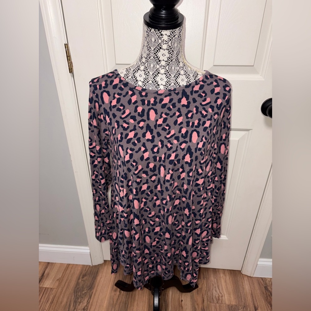 Larace gray pink leopard long‎ sleeve tunic blouse rayon blend M soft